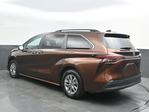 2022 Toyota Sienna XLE