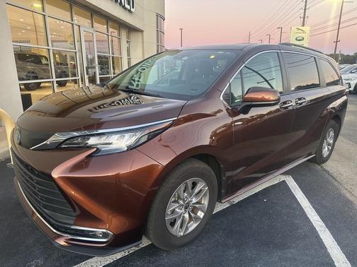 2022 Toyota Sienna XLE