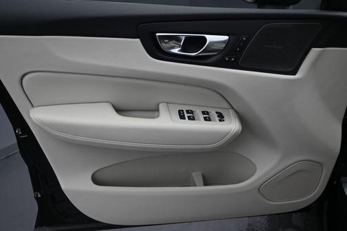Onyx Black Metallic 2026 Volvo XC60 B5 Ultra