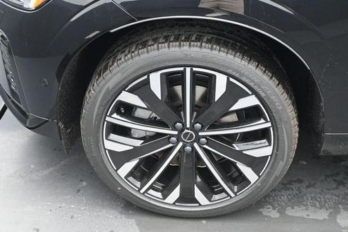 Onyx Black Metallic 2026 Volvo XC60 B5 Ultra