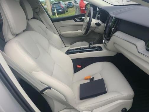 2024 Volvo XC60 B5 Plus Dark Theme