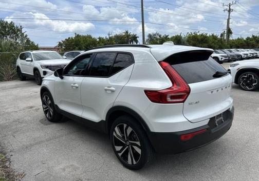 Crystal White 2023 Volvo XC40 B5 Plus Dark Theme