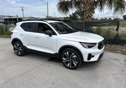 Crystal White 2023 Volvo XC40 B5 Plus Dark Theme
