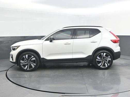 Crystal White 2023 Volvo XC40 B5 Plus Dark Theme