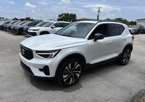 Crystal White 2023 Volvo XC40 B5 Plus Dark Theme