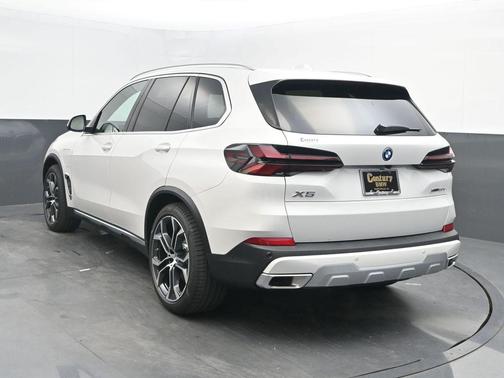 Mineral White Metallic 2026 BMW X5 PHEV xDrive50e
