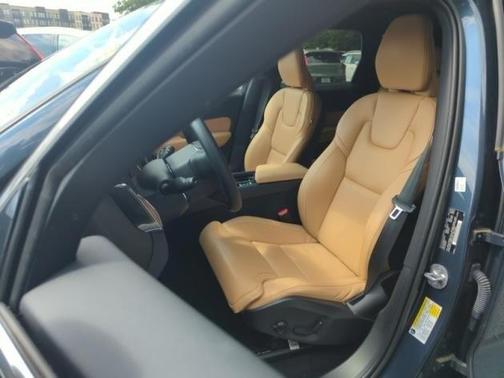 2023 Volvo XC60 B5 Ultimate Bright Theme