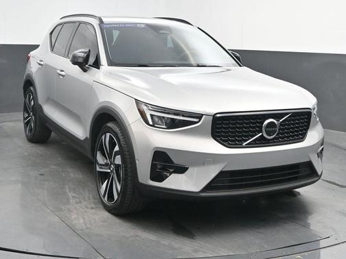 2023 Volvo XC40 B4 Plus Dark Theme