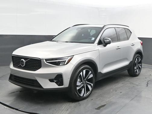 2023 Volvo XC40 B4 Plus Dark Theme