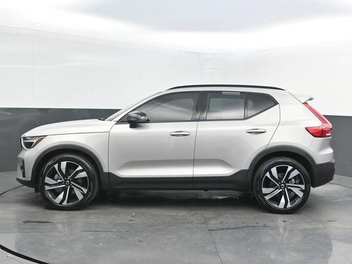 2023 Volvo XC40 B4 Plus Dark Theme