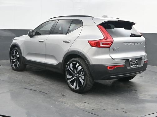 2023 Volvo XC40 B4 Plus Dark Theme