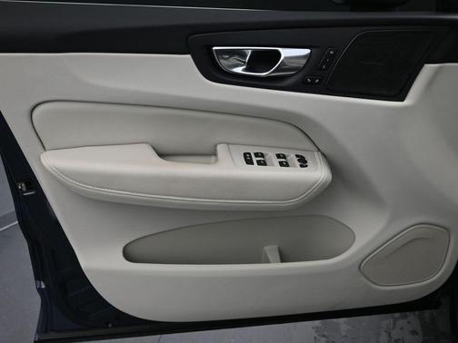 2023 Volvo XC60 B5 Ultimate Bright Theme