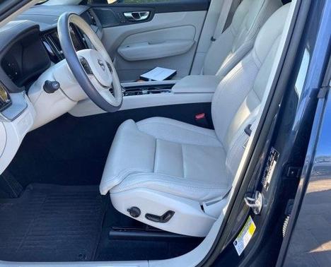 2023 Volvo XC60 B5 Ultimate Bright Theme