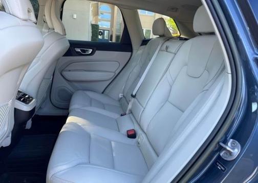 2023 Volvo XC60 B5 Ultimate Bright Theme