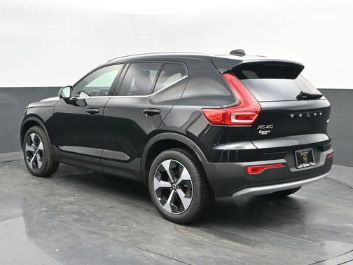 2025 Volvo XC40 B5 Core Bright Theme