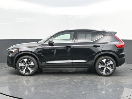 2025 Volvo XC40 B5 Core Bright Theme
