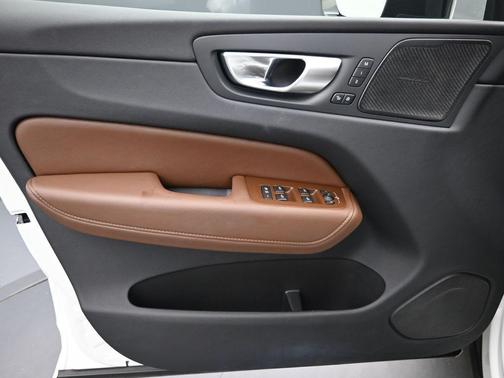 2024 Volvo XC60 B5 Ultimate Dark Theme