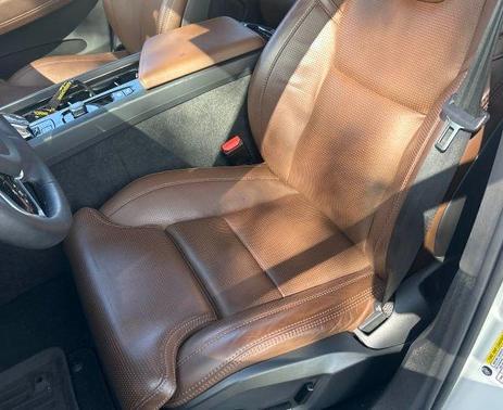 2024 Volvo XC60 B5 Ultimate Dark Theme