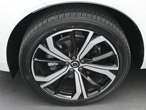 2024 Volvo XC60 B5 Ultimate Dark Theme