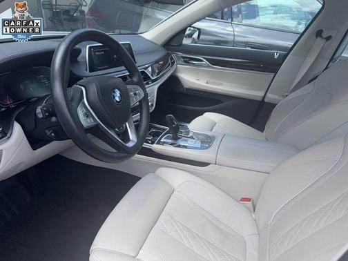 Mineral White Metallic 2022 BMW 740 i