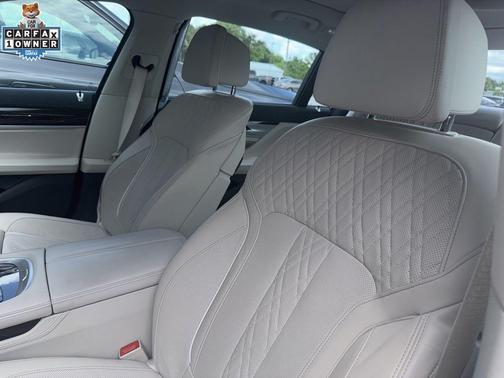 Mineral White Metallic 2022 BMW 740 i