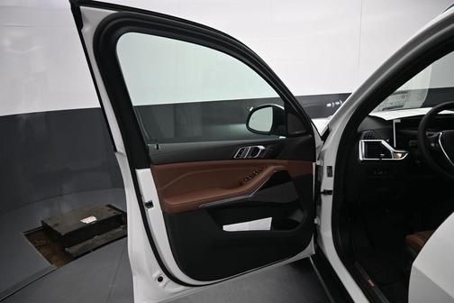 White Metallic 2026 BMW X5 sDrive40i