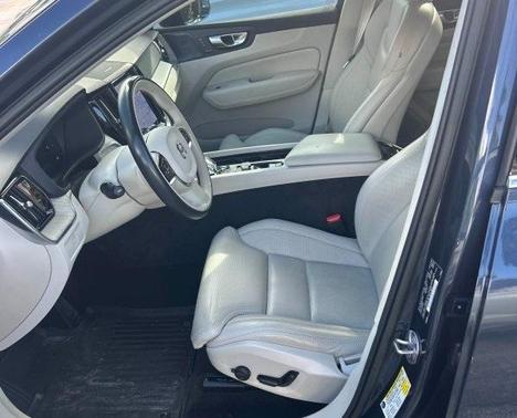 2023 Volvo XC60 B5 Ultimate Bright Theme