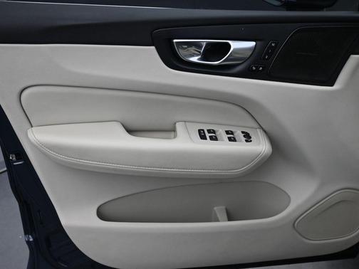 2023 Volvo XC60 B5 Ultimate Bright Theme