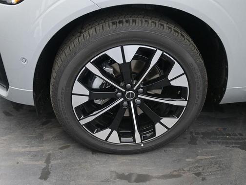 Metallic 2026 Volvo XC60 B5 Plus