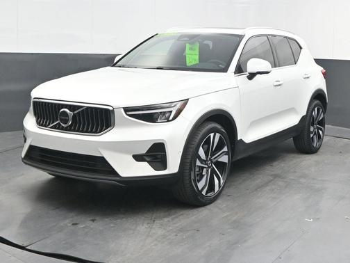 2023 Volvo XC40 B5 Plus Bright Theme