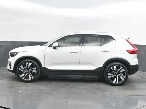 2023 Volvo XC40 B5 Plus Bright Theme