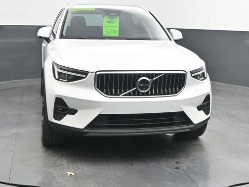 2023 Volvo XC40 B5 Plus Bright Theme