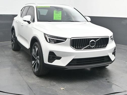 2023 Volvo XC40 B5 Plus Bright Theme