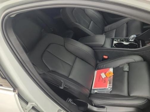 2023 Volvo XC40 B5 Plus Bright Theme