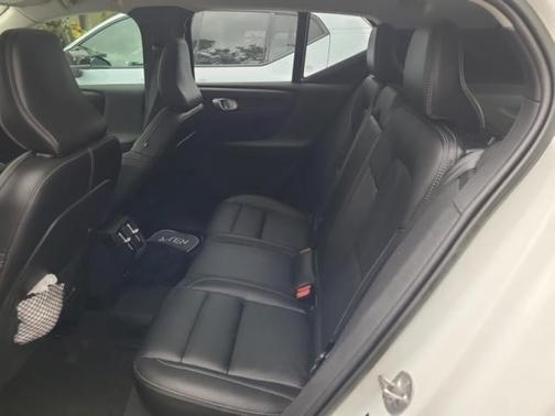 2023 Volvo XC40 B5 Plus Bright Theme