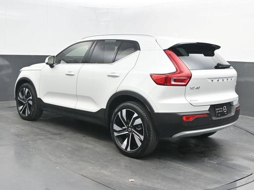 2023 Volvo XC40 B5 Plus Bright Theme