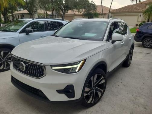 2023 Volvo XC40 B5 Plus Bright Theme