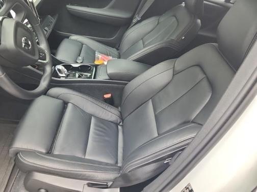 2023 Volvo XC40 B5 Plus Bright Theme