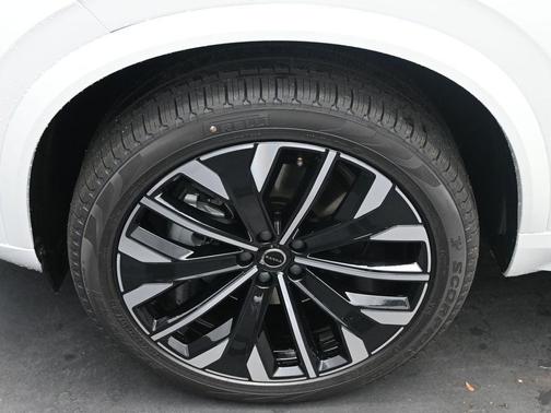 Crystal White Pearl 2026 Volvo XC90 B6 Ultra Dark Theme 6-Seater