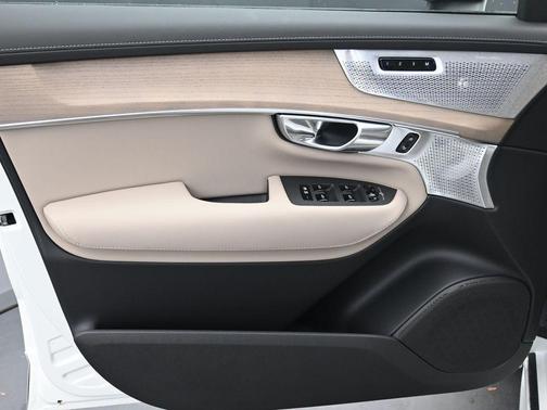 Crystal White Pearl 2026 Volvo XC90 B6 Ultra Dark Theme 6-Seater
