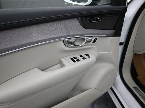 Crystal White Pearl 2026 Volvo XC90 B6 Ultra 7-Seater