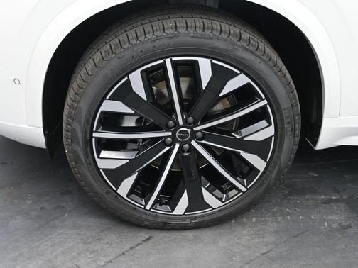 Crystal White Pearl 2026 Volvo XC90 B6 Ultra 7-Seater