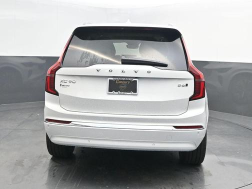 Crystal White Pearl 2026 Volvo XC90 B6 Ultra 7-Seater