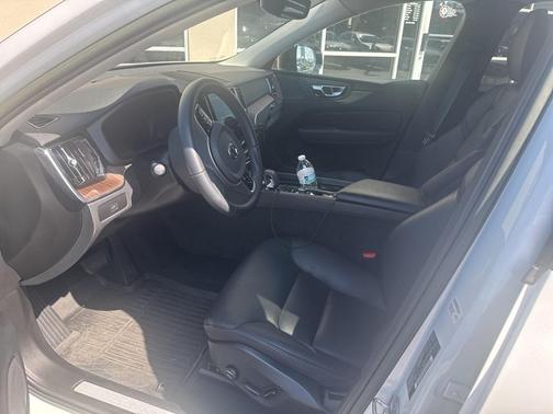 2023 Volvo XC60 B5 Plus Dark Theme