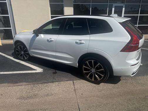2023 Volvo XC60 B5 Plus Dark Theme