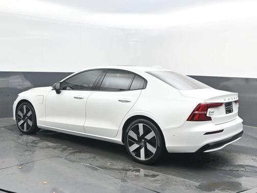 2024 Volvo S60 Recharge Plug-In Hybrid T8 Plus Dark Theme