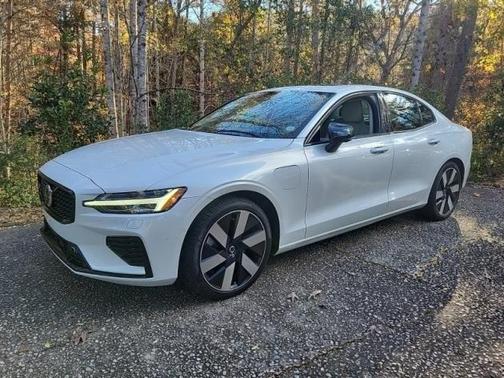 2024 Volvo S60 Recharge Plug-In Hybrid T8 Plus Dark Theme