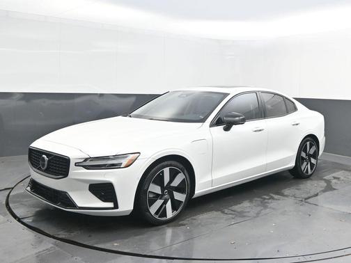 2024 Volvo S60 Recharge Plug-In Hybrid T8 Plus Dark Theme