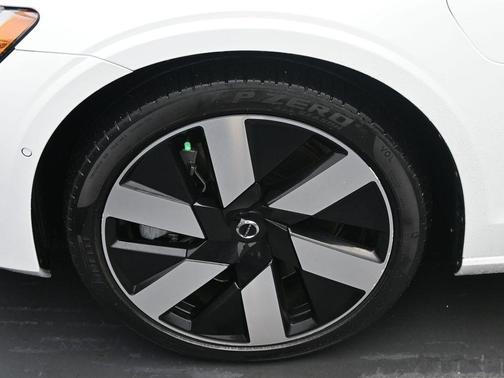 2024 Volvo S60 Recharge Plug-In Hybrid T8 Plus Dark Theme