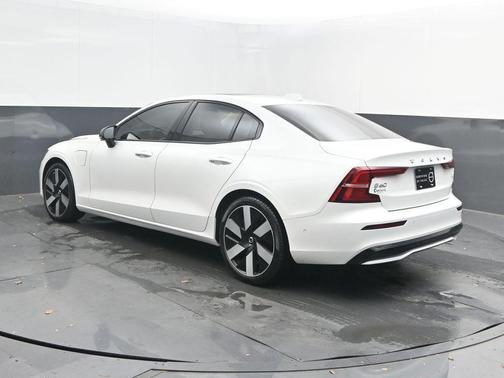 2024 Volvo S60 Recharge Plug-In Hybrid T8 Plus Dark Theme